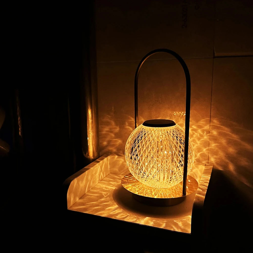 Luminária Crystal Touch, Luminária de Mesa LED, Luminária com Toque, Luminária Recarregável USB, Luminária Acrílico e Cristal, Luminária Decorativa, Luminária de Cabeceira, Luz LED Portátil, Iluminação com Estilo, Luminária com Sensor, Luz Quente e Fria, Luminária com Moldura Dourada, Presente Sofisticado, Luminária para Quarto e Sala, Luminária Moderna e Elegante, Lojas Bratta