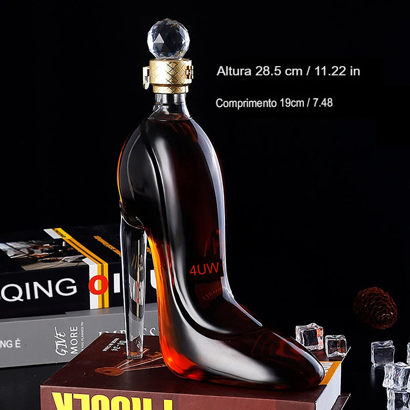 Decantador de uísque em formato de salto alto de 375ml e 700ml, Decantador de Uísque, Decanter Criativo, Formato Sapato, Decantador Salto Alto, Decanter de Vidro, Presente para Mulheres, Acessório de Bar, Bar com Estilo, Decanter Sofisticado, Dispensador de Bebidas, Design Inusitado, Peça Decorativa Feminina, Presente Original, Decanter Glamouroso, Brinde com Estilo, Presente para Amiga, Decanter Fashion, Presente de Casamento, Peça Temática, Decanter Feminino, Decanter Bratta, Sapato de Vidro-Lojas Bratta