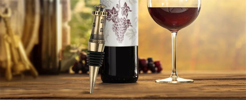 Rolha de Garrafa, Rolha Farol, Vedação para Vinho, Tampa Decorativa, Rolha Criativa, Estilo Náutico, Acessório para Vinho, Tampa de Metal, Vedação a Vácuo, Design Exclusivo, Presente Criativo, Presente para Amantes de Vinho, Item de Bar, Toque de Estilo, Rolha com Charme, Presente Sofisticado, Brinde com Estilo, Rolha Metálica, Estilo Moderno, Produto de Qualidade, Charme na Garrafa, Lojas Bratta