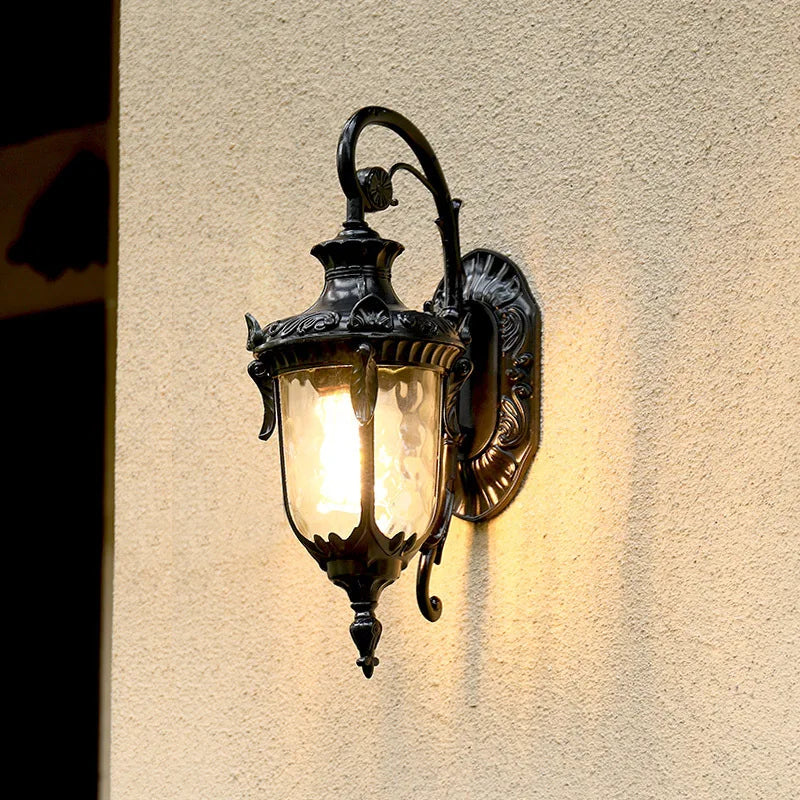 Luminária de Parede Resistente à Água, Luminária para Jardim, Luminária para Varanda, Luminária para Quintal, Luminária Clássica de Parede, Iluminação para Área Externa, Luminária Estilo Retrô Externa, Luminária Decorativa para Jardim, Luminária Externa com Estilo, Luminária de Parede para Ambientes Externos, Luminária Bratta de Parede, Luminária Luxuosa para Varanda, Iluminação Sofisticada para Quintal, Luminária Vintage Externa, Luminária para Decoração Clássica ao Ar Livre, Arandela— Lojas Bratta