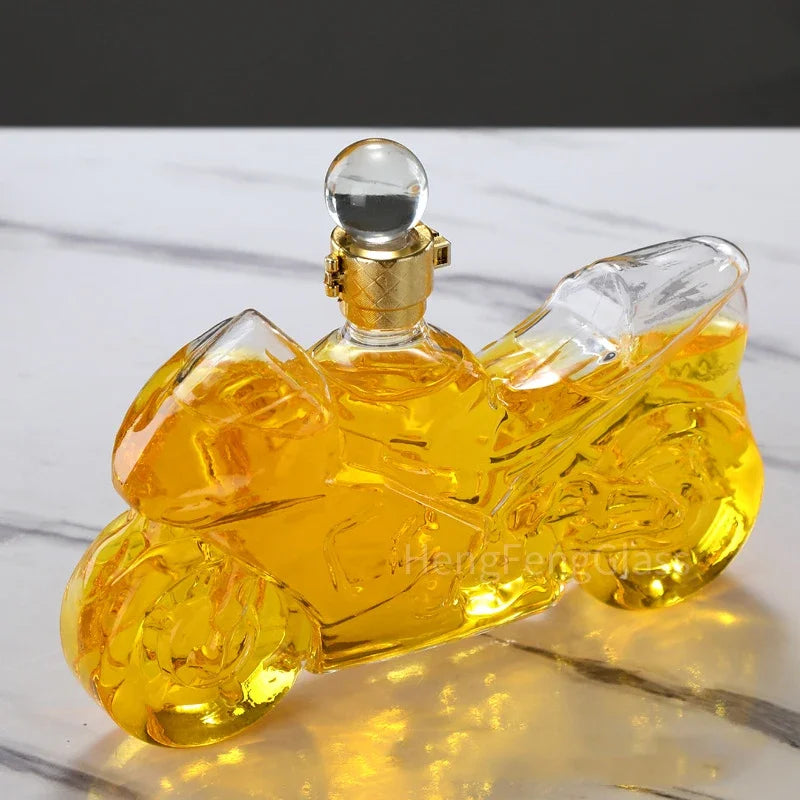 Decantador De Uísque, Decantador Em Formato De Motocicleta, Decantador Criativo, Decantador Masculino, Presente Para Homem, Presente Criativo, Presente De Luxo, Presente Original, Decoração Para Bar, Peça Decorativa, Bar Temático, Vidro Sem Chumbo, Estilo Vintage, Acessório De Bar, Decantador Estiloso, Presente Para Motociclista, Whisky Com Estilo, Decantador Bratta, Design Exclusivo, Lojas Bratta