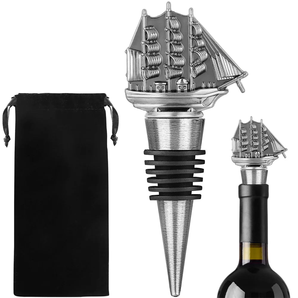 Rolha de Vinho, Rolha Navio à Vela, Tampa Decorativa, Acessório Náutico, Vedação para Vinho, Estilo Náutico, Presente Criativo, Design com Charme, Rolha com Estilo, Rolha Decorativa, Malote de Veludo, Brinde Náutico, Peça Decorativa, Acessório para Bar, Presente para Amantes de Vinho, Tampa de Garrafa Estilosa, Produto Elegante, Brinde Sofisticado, Rolha com Personalidade, Lojas Bratta