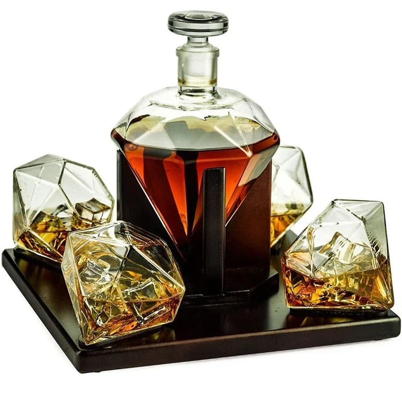 Whisky Diamante e Vinho Decanter, Suporte De Madeira De Mogno, 4 Copos De Diamante, 750mlDecanter Diamante, Decanter Para Whisky, Decanter Bratta, Decanter Com Copos, Decanter Com Suporte De Mogno, Conjunto Para Bar, Vidro Sem Chumbo, Base De Madeira, Decanter Luxuoso, Presente Para Homem, Presente Sofisticado, Acessório Para Bebidas, Design Moderno, Estilo Elegante, Copos Para Whisky, Peça Decorativa, Presente De Luxo, Conjunto De Vidro, Decanter Para Uísque, Bar Com Estilo, Whisky Com Classe-Lojas Bratta