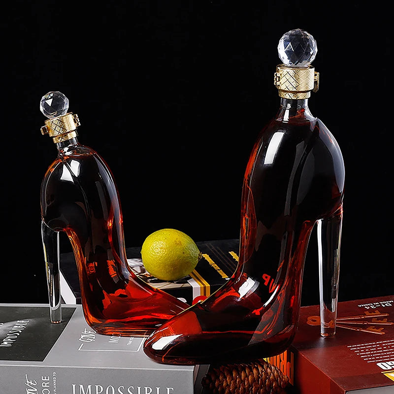 Decantador de uísque em formato de salto alto de 375ml e 700ml, Decantador de Uísque, Decanter Criativo, Formato Sapato, Decantador Salto Alto, Decanter de Vidro, Presente para Mulheres, Acessório de Bar, Bar com Estilo, Decanter Sofisticado, Dispensador de Bebidas, Design Inusitado, Peça Decorativa Feminina, Presente Original, Decanter Glamouroso, Brinde com Estilo, Presente para Amiga, Decanter Fashion, Presente de Casamento, Peça Temática, Decanter Feminino, Decanter Bratta, Sapato de Vidro-Lojas Bratta