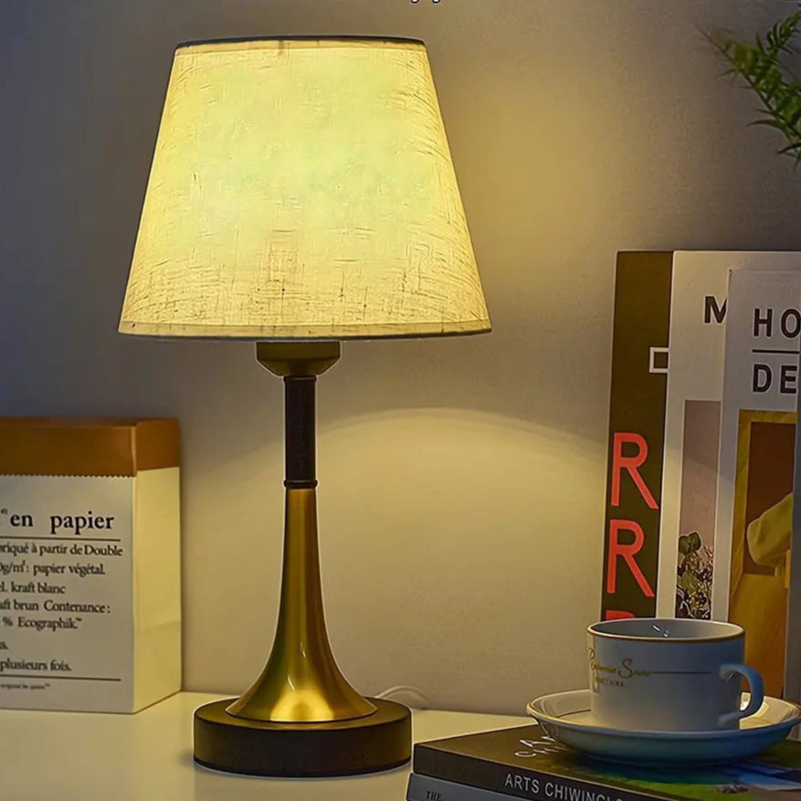 Abajur de Mesa Clássico, Abajur Estilo Moderno, Abajur Clássico Moderno, Abajur para Sala, Abajur para Quarto, Abajur para Escritório, Abajur com Iluminação Suave, Abajur Decorativo, Abajur com Estilo, Abajur Bratta, Abajur Romântico, Abajur com Luz Aconchegante, Abajur de Mesa Sofisticado, Iluminação Clássica e Moderna, Abajur Design Elegante, Abajur com Atmosfera Aconchegante, Abajur para Ambientes Relaxantes, Abajur de Mesa Charmoso, Abajur para Decoração, Abajur com Toque Clássico, Retrô-Lojas Bratta