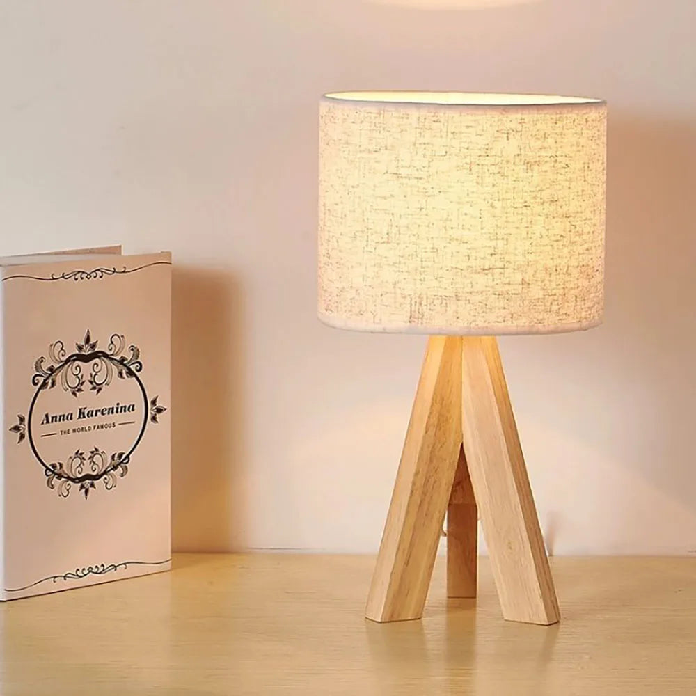 Abajur de Mesa, Abajur Estilo Nórdico, Abajur com Cúpula de Tecido, Abajur de Madeira, Luminária para Quarto, Abajur para Sala, Iluminação Ambiente, Abajur Moderno e Elegante, Abajur para Escritório, Abajur Decorativo, Luminária Minimalista, Abajur Design Escandinavo, Abajur com Botão de Pressão, Lojas Bratta