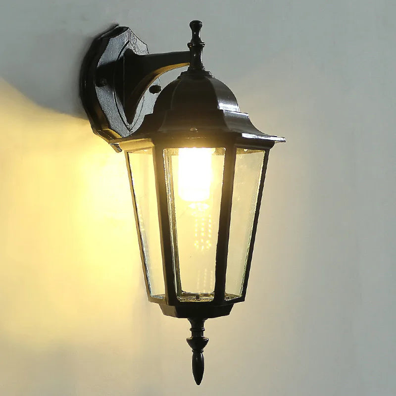 Luminária de Parede Retrô, Luminária Externa Clássica, Luminária para Jardim, Luminária para Varanda, Luminária para Pátio, Iluminação para Áreas Externas, Luminária Estilo Retrô para Exterior, Luminária com Design Clássico, Luminária Sofisticada para Jardim, Iluminação Retrô Externa, Luminária de Parede para Área Externa, Luminária Elegante para Varanda, Luminária Vintage de Parede, Iluminação Decorativa Externa, Luminária Bratta para Jardim, Luminária Externa com Estilo Europeu Clássico — Lojas Bratta