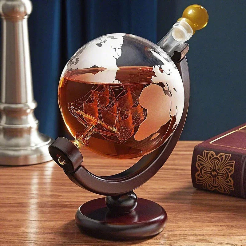 Conjunto Decantador, Decantador em Forma de Globo, Decoração para Bar, Presente Sofisticado, Decantador com Copos, Copos com Mapa, Vidro Borossilicato, Base de Madeira, Presente Criativo, Brinde com Estilo, Item de Luxo, Arte em Vidro, Presente Masculino, Conjunto de Uísque, Uísque com Classe, Bar com Elegância, Decoração Criativa, Decantador com Navio, Conjunto com Estilo, Presente para Casamento, Decoração Moderna, Brinde Especial, Lojas Bratta
