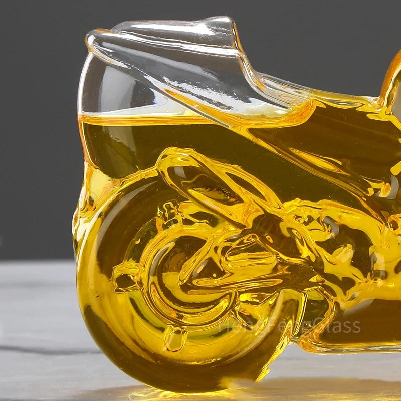 Decantador De Uísque, Decantador Em Formato De Motocicleta, Decantador Criativo, Decantador Masculino, Presente Para Homem, Presente Criativo, Presente De Luxo, Presente Original, Decoração Para Bar, Peça Decorativa, Bar Temático, Vidro Sem Chumbo, Estilo Vintage, Acessório De Bar, Decantador Estiloso, Presente Para Motociclista, Whisky Com Estilo, Decantador Bratta, Design Exclusivo, Lojas Bratta