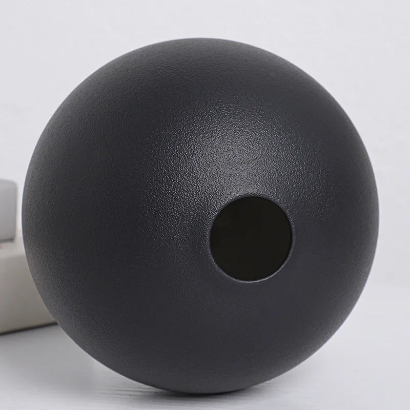 Vaso Redondo de Cerâmica Preto e Branco, Vaso Preto e Branco, Vaso de Flores Esférico Preto e Branco, Vaso de Flores Esférico, Vaso de Cerâmica Preto e Branco Redondo, Jarro Redondo de Cerâmica Preto e Branco, Jarro Preto e Branco, Jarro de Flores Esférico Preto e Branco Cerâmica, Jarro de Flores Esférico Preto e Branco, Jarro de Flores Esférico, Jarro de Cerâmica Preto e Branco Redondo, Decoração Ornamental Preto e Branco, Bola Redonda Arranjo de Flores, Vaso de Mesa, Decoração Moderna-Lojas Bratta