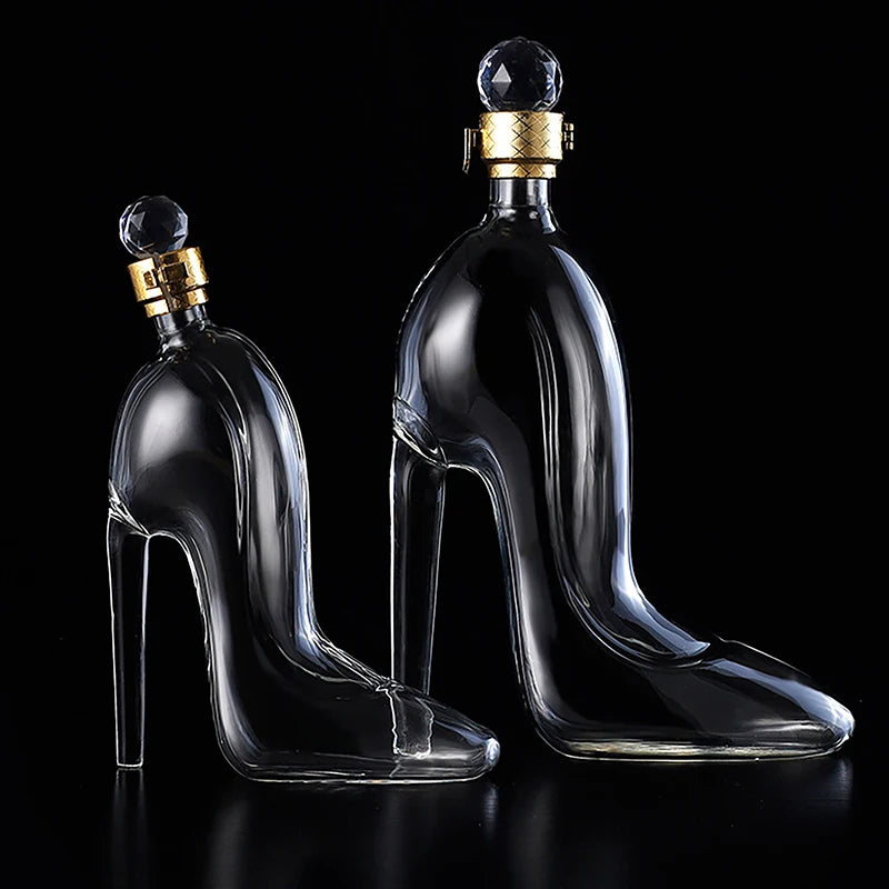 Decantador de uísque em formato de salto alto de 375ml e 700ml, Decantador de Uísque, Decanter Criativo, Formato Sapato, Decantador Salto Alto, Decanter de Vidro, Presente para Mulheres, Acessório de Bar, Bar com Estilo, Decanter Sofisticado, Dispensador de Bebidas, Design Inusitado, Peça Decorativa Feminina, Presente Original, Decanter Glamouroso, Brinde com Estilo, Presente para Amiga, Decanter Fashion, Presente de Casamento, Peça Temática, Decanter Feminino, Decanter Bratta, Sapato de Vidro-Lojas Bratta