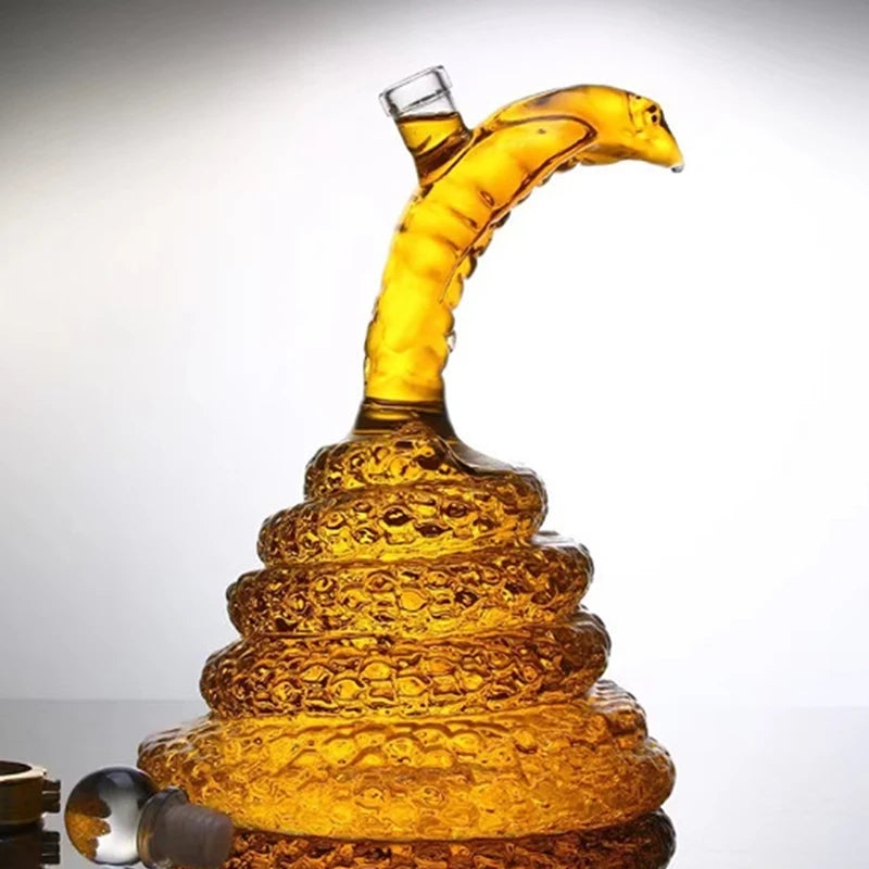 Decantador Em Forma De Cobra, Decantador Criativo, Decantador De Vidro, Decantador Artesanal, Decoração Para Bar, Presente Criativo, Presente De Luxo, Decantador Para Whisky, Decantador Para Vinho, Vidro Borossilicato, Decoração Sofisticada, Decoração Moderna, Decantador Estiloso, Presente Original, Presente Memorável, Decantador Bratta, Arte Em Vidro, Bar Com Estilo, Peça Decorativa, Lojas Bratta