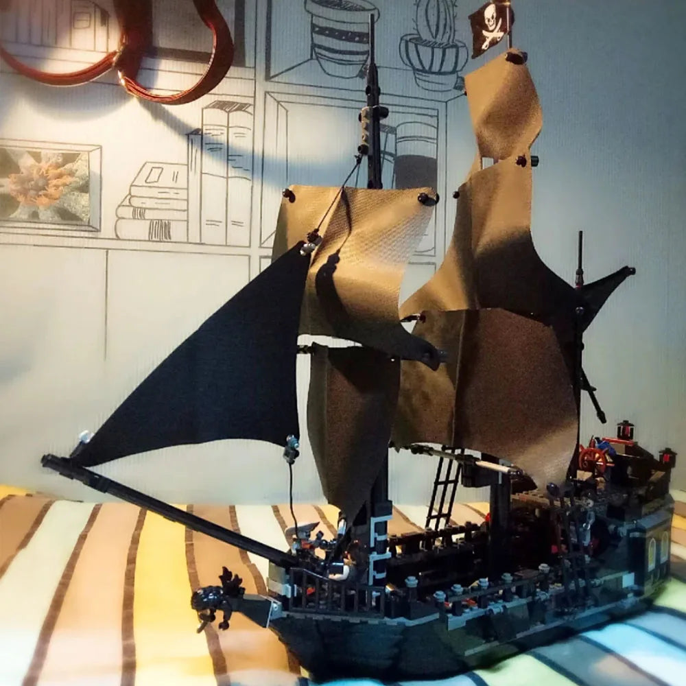 MOC-Piratas do Caribe Navios Blocos de Construção, Veleiro Pérola Negra, Navio de Vingança, Blocos de Construção, Blocos de Navio Pérola Negra Piratas do Caribe, Modelo Temático, Pearl Black, Navio Pirata, Navio Pirata Pérola Negra, Conjunto de Construção de Navio Pirata Pérola Negra, Conjunto de Construção de Navio Pirata, Conjunto de Blocos de Construção de Navio Pirata, Colecionável, Brinquedos, Bloco de Construção Clássico de Navio Pirata Pérola Negra, Bloco de Construção Clássico-Lojas Bratta