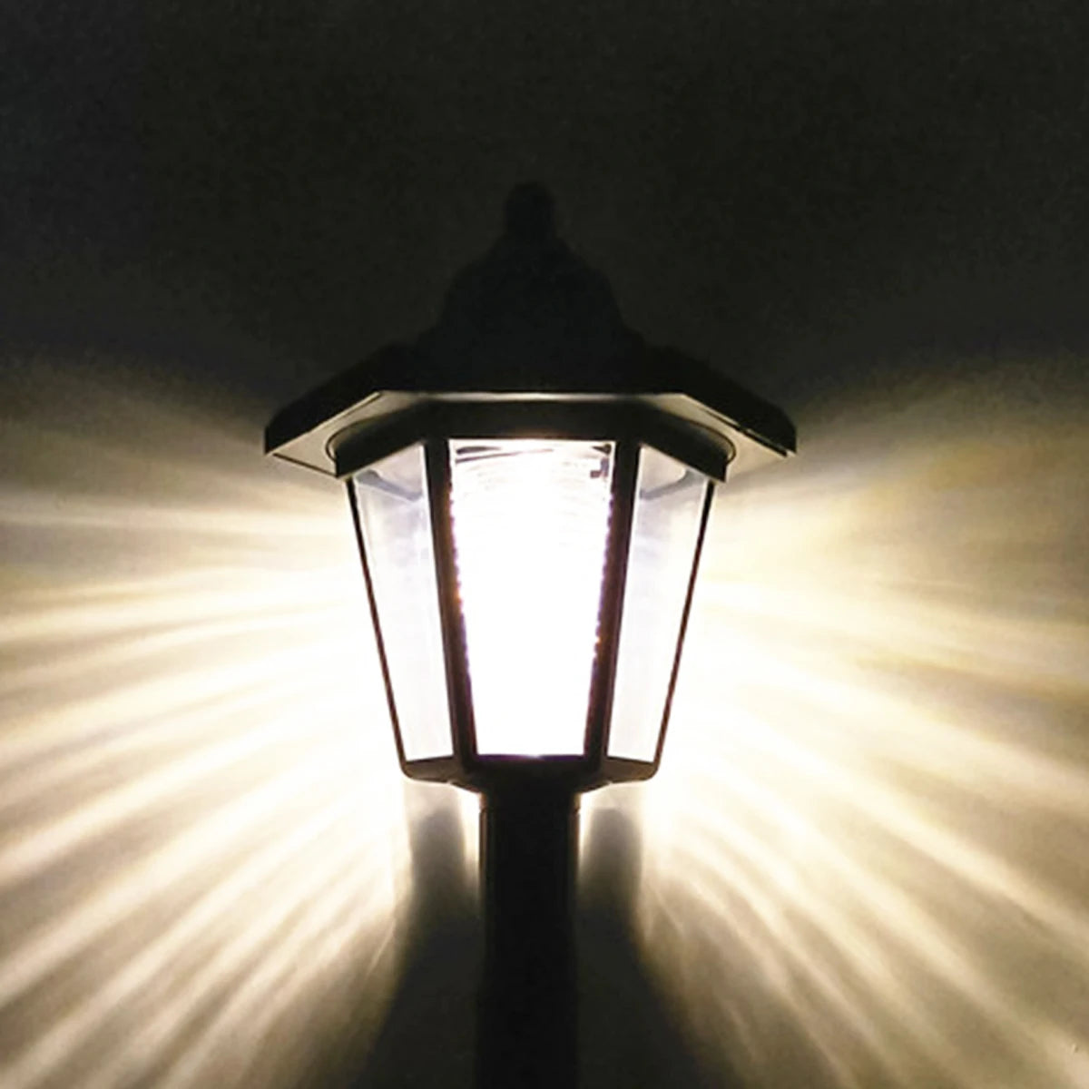 Luminária solar de parede, Luminária solar hexagonal, Luminária solar externa, Luminária decorativa para jardim, Iluminação solar com design elegante, Luz solar para parede externa, Luminária com sensor de presença, Luminária moderna para áreas externas, Iluminação ecológica para jardim, Luz solar com LED embutido, Luminária com energia sustentável, Luminária de parede para muro, Luz solar para fachada, Luminária para quintal moderno, Iluminação externa com painel solar, Luminária solar – Lojas Bratta.