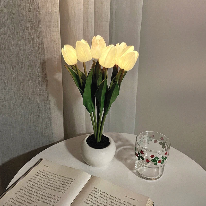 Luminária De Mesa LED Tulipa, Luz Noturna LED Tulip, Luminária Com Formato De Flor, Luminária Romântica Para Quarto, Abajur Floral Com Luz Suave, Luminária De Mesa Decorativa, Iluminação Com Estilo Caprichoso, Luz LED Para Dormir, Luminária Criativa Em Forma De Tulipa, Luz Noturna Para Ambientes Aconchegantes, Luminária Charmosa Para Sala, Iluminação Floral Moderna, Luz De Mesa Com Design Romântico, Abajur Tulipa LED Econômico – Lojas Bratta