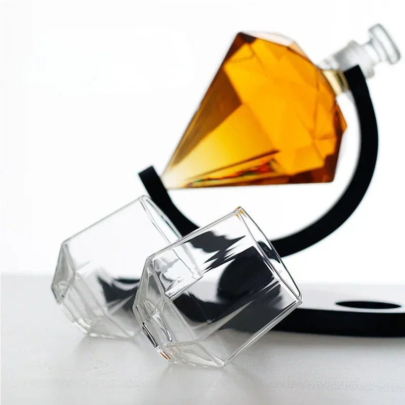 Decantador Diamante, Decantador De Vidro, Decantador Para Vinho, Decantador Para Uísque, Decantador Sofisticado, Decantador Criativo, Decantador Luxuoso, Conjunto Com Taças, Presente Para Amante De Vinho, Presente Elegante, Presente Criativo, Vidro Borossilicato, Moldura De Madeira, Estilo Moderno, Estilo Minimalista, Decoração Para Bar, Decoração Com Estilo, Acessório Para Bebidas, Peça De Luxo, Lojas Bratta