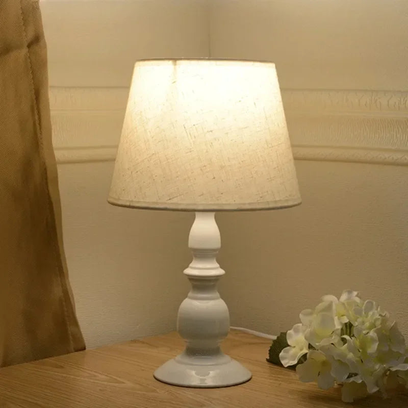 Luminária de Mesa Minimalista, Luminária Nordic, Luminária Estilo Escandinavo, Luminária de Mesa Moderna, Luminária para Quarto, Luminária para Sala, Luminária para Escritório, Luminária com Design Retrô, Luminária de Mesa Elegante, Luminária Bratta, Luminária de Mesa Funcional, Iluminação Minimalista, Luminária com Estilo Moderno, Luminária de Mesa Contemporânea, Luminária Decorativa Nordic, Iluminação Estilo Nórdico, Luminária Clean Design, Peça de Iluminação Moderna, Luminária de Mesa-Lojas Bratta