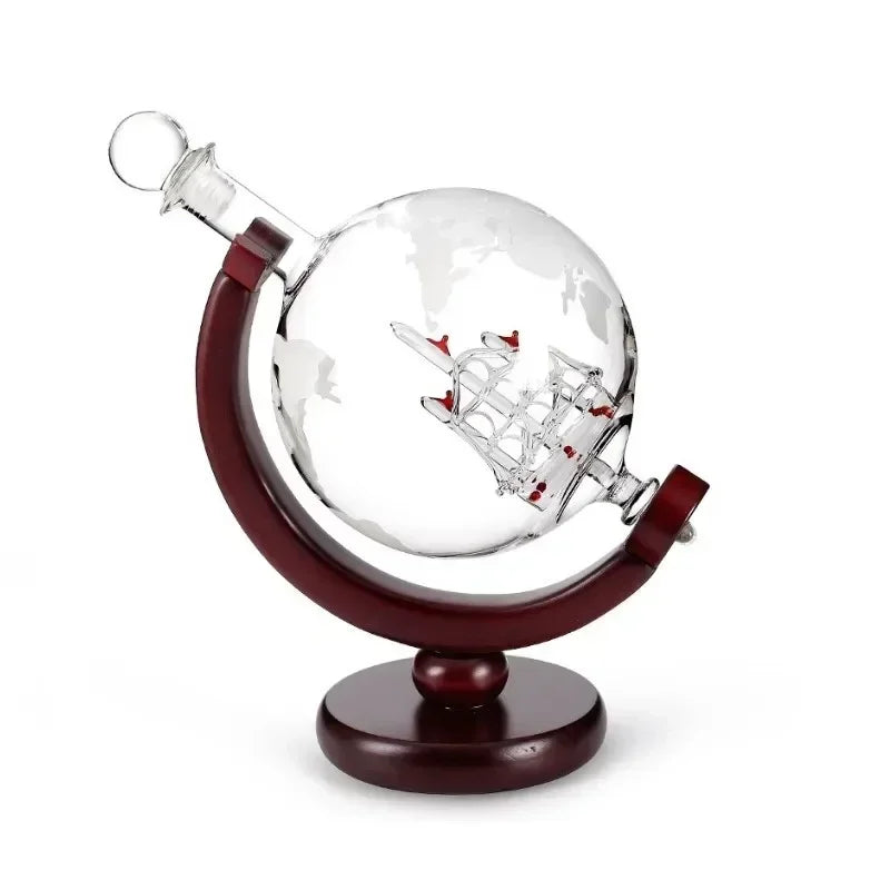 Conjunto Decantador, Decantador em Forma de Globo, Decoração para Bar, Presente Sofisticado, Decantador com Copos, Copos com Mapa, Vidro Borossilicato, Base de Madeira, Presente Criativo, Brinde com Estilo, Item de Luxo, Arte em Vidro, Presente Masculino, Conjunto de Uísque, Uísque com Classe, Bar com Elegância, Decoração Criativa, Decantador com Navio, Conjunto com Estilo, Presente para Casamento, Decoração Moderna, Brinde Especial, Lojas Bratta