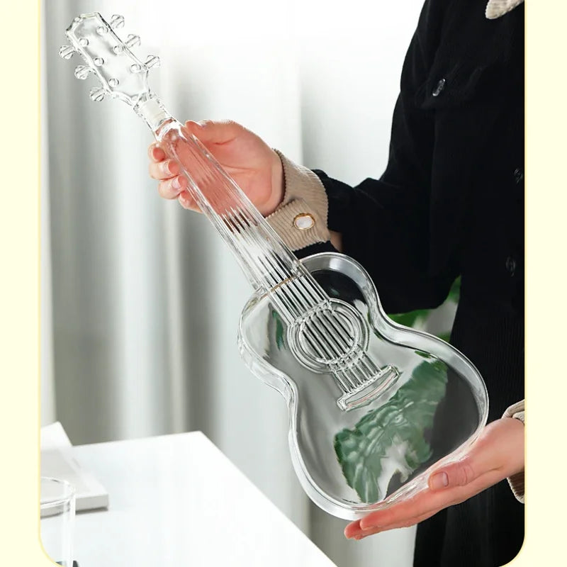 Garrafa de vinho de vidro, Guitarra, Violino, Decantador, Decantador Musical Em Vidro, Decantador Guitarra Bratta, Decantador Violino Bratta, Decantador Criativo Para Vinho, Decantador Com Copos E Suporte, Decantador Artístico Para Bar, Decantador 1000ml De Vidro, Presente Para Amante De Música, Decantador Moderno E Sofisticado, Decantador De Vidro Borossilicato, Conjunto Para Bar Musical, Decantador Com Estilo Musical, Decantador Bratta Instrumentos, Decantador Criativo Uísque-Lojas Bratta