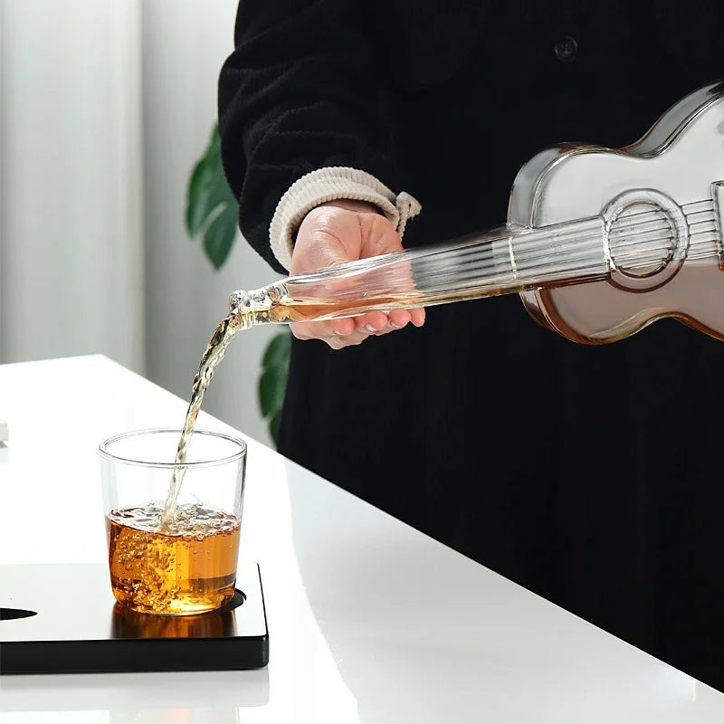 Garrafa de vinho de vidro, Guitarra, Violino, Decantador, Decantador Musical Em Vidro, Decantador Guitarra Bratta, Decantador Violino Bratta, Decantador Criativo Para Vinho, Decantador Com Copos E Suporte, Decantador Artístico Para Bar, Decantador 1000ml De Vidro, Presente Para Amante De Música, Decantador Moderno E Sofisticado, Decantador De Vidro Borossilicato, Conjunto Para Bar Musical, Decantador Com Estilo Musical, Decantador Bratta Instrumentos, Decantador Criativo Uísque-Lojas Bratta