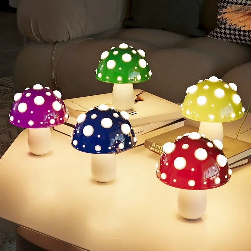 Luminária LED Cogumelo, Luminária De Mesa Criativa, Luz Noturna Em Formato De Cogumelo, Luminária Com Duas Cores, Luminária Infantil Divertida, Luz Decorativa Para Quarto, Luminária Lúdica Para Sala, Abajur Estilo Cogumelo, Luminária Charmosa De LED, Luminária Para Cabeceira, Luz De Mesa Estilo Fada, Luminária Colorida Para Dormir, Iluminação Criativa E Suave, Luz LED Com Design Encantador, Luminária Moderna E Caprichosa – Lojas Bratta