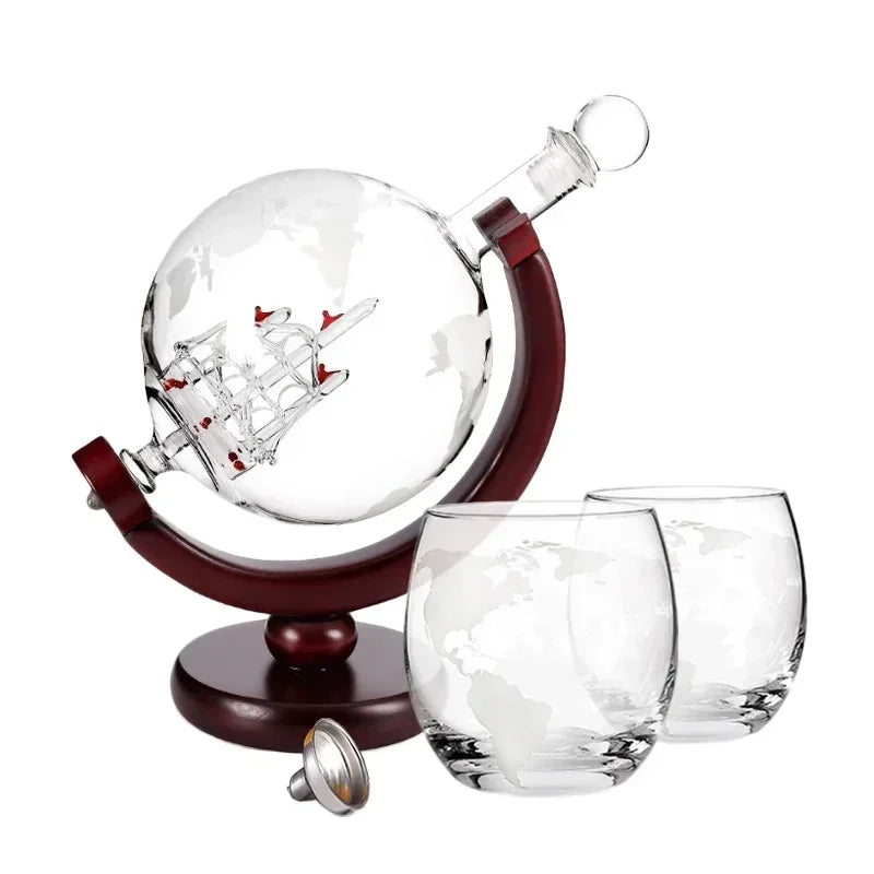 Conjunto Decantador, Decantador em Forma de Globo, Decoração para Bar, Presente Sofisticado, Decantador com Copos, Copos com Mapa, Vidro Borossilicato, Base de Madeira, Presente Criativo, Brinde com Estilo, Item de Luxo, Arte em Vidro, Presente Masculino, Conjunto de Uísque, Uísque com Classe, Bar com Elegância, Decoração Criativa, Decantador com Navio, Conjunto com Estilo, Presente para Casamento, Decoração Moderna, Brinde Especial, Lojas Bratta