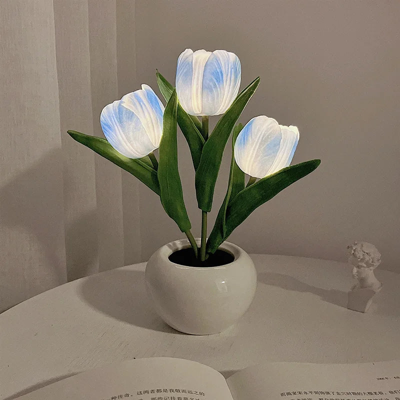 Luminária De Mesa LED Tulipa, Luz Noturna LED Tulip, Luminária Com Formato De Flor, Luminária Romântica Para Quarto, Abajur Floral Com Luz Suave, Luminária De Mesa Decorativa, Iluminação Com Estilo Caprichoso, Luz LED Para Dormir, Luminária Criativa Em Forma De Tulipa, Luz Noturna Para Ambientes Aconchegantes, Luminária Charmosa Para Sala, Iluminação Floral Moderna, Luz De Mesa Com Design Romântico, Abajur Tulipa LED Econômico – Lojas Bratta