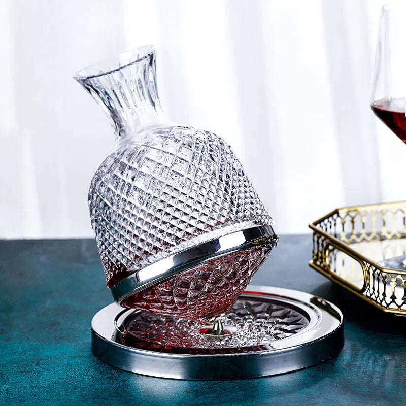 Decantador Rotativo, Decantador De Luxo, Decantador Para Vinho, Decantador Para Uísque, Decantador De Cristal, Cristal Sem Chumbo, Cristal Giratório, Cristal Premium, Acessório Para Bar, Presente Para Homem, Presente Sofisticado, Presente Para Pai, Peça De Luxo, Peça Decorativa, Oxigenação De Vinho, Design Inovador, Estilo Moderno, Decoração Para Bar, Item Requintado, Bratta Cristal, Lojas Bratta
