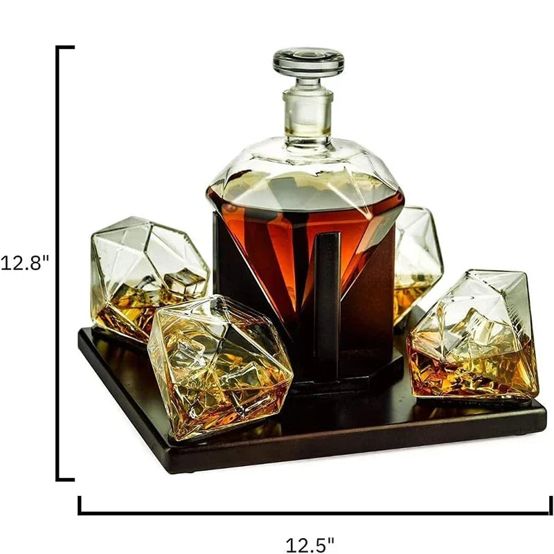 Whisky Diamante e Vinho Decanter, Suporte De Madeira De Mogno, 4 Copos De Diamante, 750mlDecanter Diamante, Decanter Para Whisky, Decanter Bratta, Decanter Com Copos, Decanter Com Suporte De Mogno, Conjunto Para Bar, Vidro Sem Chumbo, Base De Madeira, Decanter Luxuoso, Presente Para Homem, Presente Sofisticado, Acessório Para Bebidas, Design Moderno, Estilo Elegante, Copos Para Whisky, Peça Decorativa, Presente De Luxo, Conjunto De Vidro, Decanter Para Uísque, Bar Com Estilo, Whisky Com Classe-Lojas Bratta