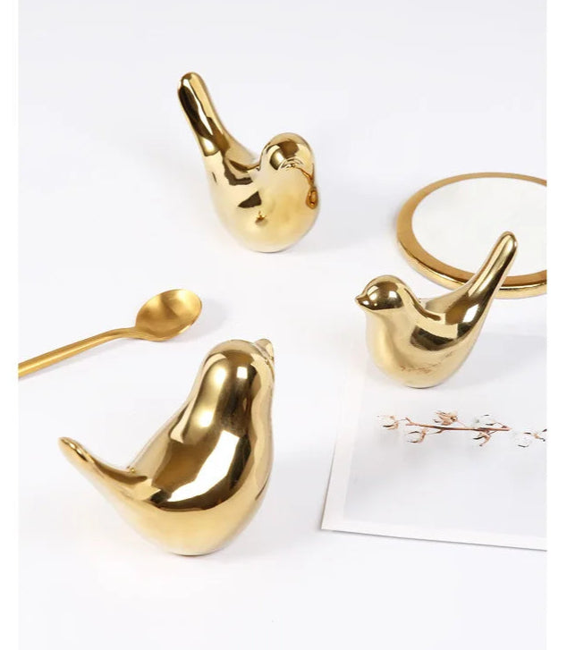 Criativo Ouro Cerâmica Figurinhas De Pássaros, Decoração Para Casa Acessórios, Figuras De Pássaro Dourado, Moda Moderna, Enfeites De Casamento, Decoração Do Quarto, Pássaros Dourado, Pássaro em Cerâmica Dourado, Pássaro Decorativo em Cerâmica, Pássaro de Cerâmica, Pássaro Passarinho Enfeite, Figuras de Pássaros Dourados em CerâmicaFiguras de Pássaros DouradosFiguras de Pássaro Passarinho DouradoModernidade, Figuras de Pássaros Dourados em Cerâmica, Decoração, Cerâmica. ARTLOVIN-Lojas Bratta