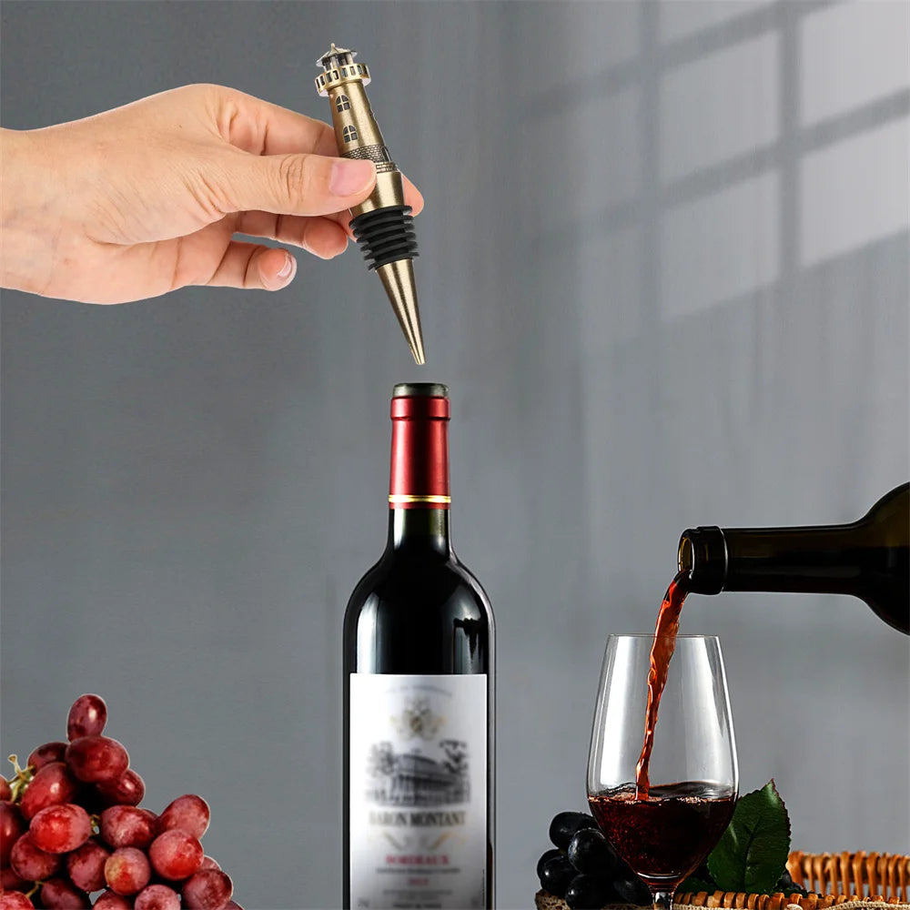 Rolha de Garrafa, Rolha Farol, Vedação para Vinho, Tampa Decorativa, Rolha Criativa, Estilo Náutico, Acessório para Vinho, Tampa de Metal, Vedação a Vácuo, Design Exclusivo, Presente Criativo, Presente para Amantes de Vinho, Item de Bar, Toque de Estilo, Rolha com Charme, Presente Sofisticado, Brinde com Estilo, Rolha Metálica, Estilo Moderno, Produto de Qualidade, Charme na Garrafa, Lojas Bratta