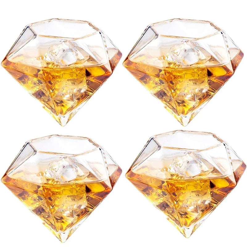 Whisky Diamante e Vinho Decanter, Suporte De Madeira De Mogno, 4 Copos De Diamante, 750mlDecanter Diamante, Decanter Para Whisky, Decanter Bratta, Decanter Com Copos, Decanter Com Suporte De Mogno, Conjunto Para Bar, Vidro Sem Chumbo, Base De Madeira, Decanter Luxuoso, Presente Para Homem, Presente Sofisticado, Acessório Para Bebidas, Design Moderno, Estilo Elegante, Copos Para Whisky, Peça Decorativa, Presente De Luxo, Conjunto De Vidro, Decanter Para Uísque, Bar Com Estilo, Whisky Com Classe-Lojas Bratta