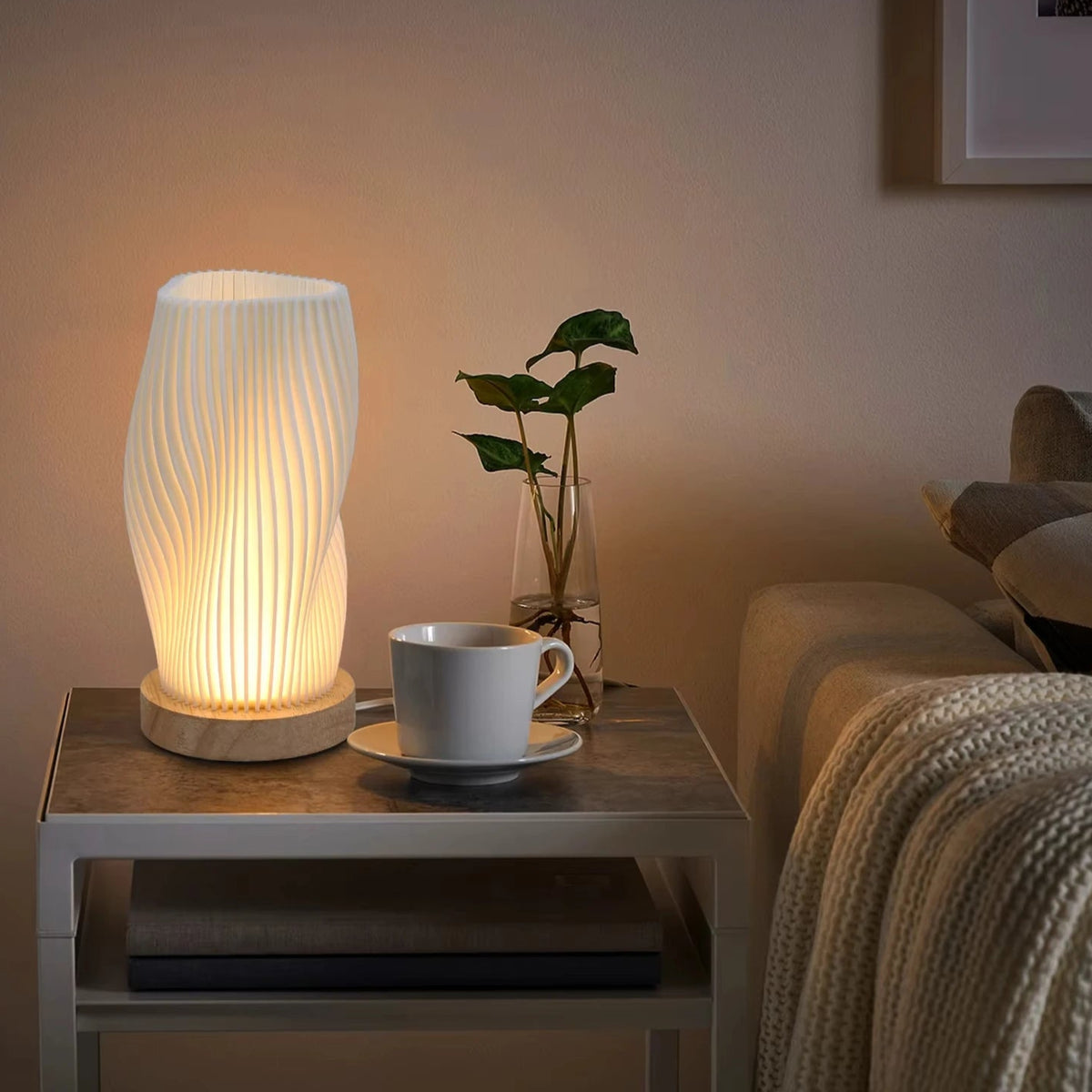 Luminária de Mesa Ajustável, Luminária Com Base De Madeira, Luminária Natural Para Escritório, Luminária com Estilo Escandinavo, Luminária de Madeira Minimalista, Luminária com Braço Regulável, Luminária de Mesa Rústica, Luz Ajustável Para Leitura, Luminária de Mesa Para Estudo, Luminária Moderna em Madeira, Luminária Versátil Para Quarto, Iluminação de Mesa Criativa, Luminária de Madeira Para Decoração, Luminária Bratta em Madeira Natural, Luz com Estilo Natural, Lojas Bratta