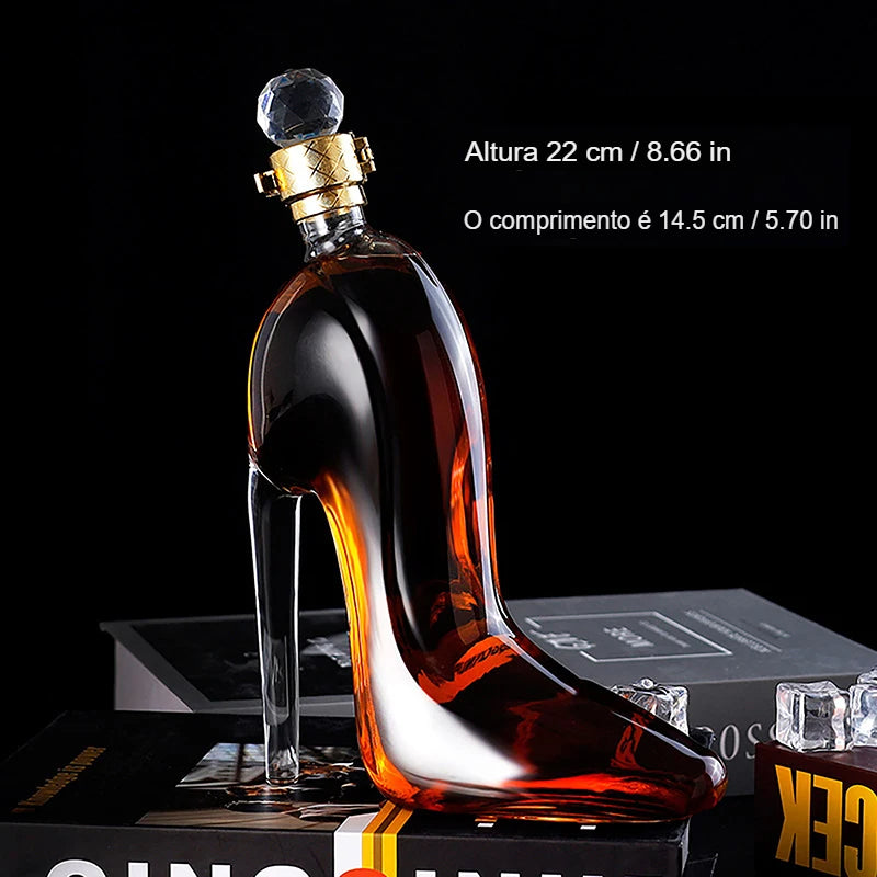 Decantador de uísque em formato de salto alto de 375ml e 700ml, Decantador de Uísque, Decanter Criativo, Formato Sapato, Decantador Salto Alto, Decanter de Vidro, Presente para Mulheres, Acessório de Bar, Bar com Estilo, Decanter Sofisticado, Dispensador de Bebidas, Design Inusitado, Peça Decorativa Feminina, Presente Original, Decanter Glamouroso, Brinde com Estilo, Presente para Amiga, Decanter Fashion, Presente de Casamento, Peça Temática, Decanter Feminino, Decanter Bratta, Sapato de Vidro-Lojas Bratta