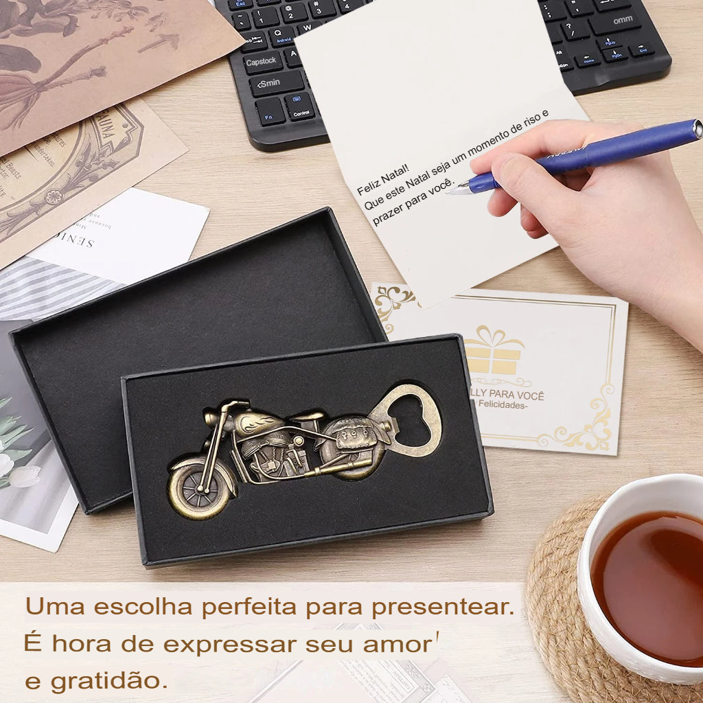 Abridor de Garrafa, Abridor Motocicleta, Abridor Criativo, Abridor de Metal, Estilo Vintage, Abridor Portátil, Presente Masculino, Acessório de Bar, Presente para Motociclista, Brinde Estiloso, Abridor com Design, Abridor Decorativo, Abridor com Estilo, Abridor de Bolso, Abridor Colecionável, Abridor Compacto, Abridor de Liga de Zinco, Produto Criativo, Abridor para Presentear, Lojas Bratta