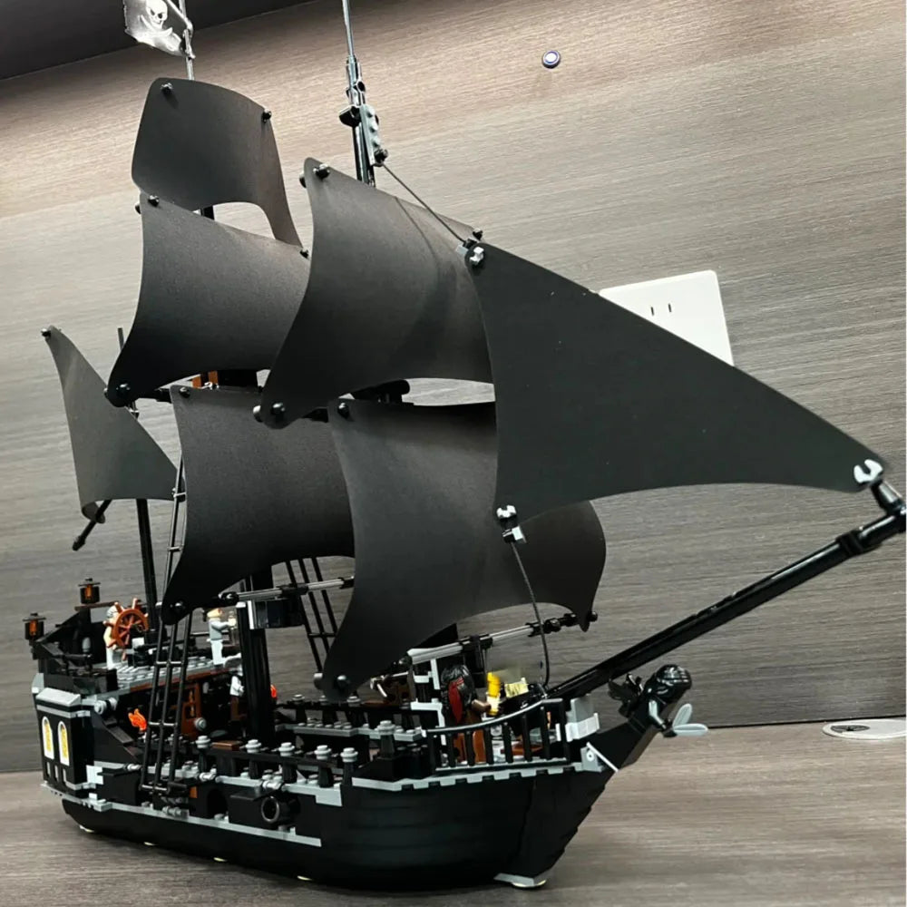 MOC-Piratas do Caribe Navios Blocos de Construção, Veleiro Pérola Negra, Navio de Vingança, Blocos de Construção, Blocos de Navio Pérola Negra Piratas do Caribe, Modelo Temático, Pearl Black, Navio Pirata, Navio Pirata Pérola Negra, Conjunto de Construção de Navio Pirata Pérola Negra, Conjunto de Construção de Navio Pirata, Conjunto de Blocos de Construção de Navio Pirata, Colecionável, Brinquedos, Bloco de Construção Clássico de Navio Pirata Pérola Negra, Bloco de Construção Clássico-Lojas Bratta