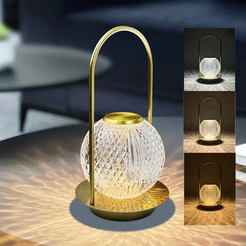 Luminária Crystal Touch, Luminária de Mesa LED, Luminária com Toque, Luminária Recarregável USB, Luminária Acrílico e Cristal, Luminária Decorativa, Luminária de Cabeceira, Luz LED Portátil, Iluminação com Estilo, Luminária com Sensor, Luz Quente e Fria, Luminária com Moldura Dourada, Presente Sofisticado, Luminária para Quarto e Sala, Luminária Moderna e Elegante, Lojas Bratta