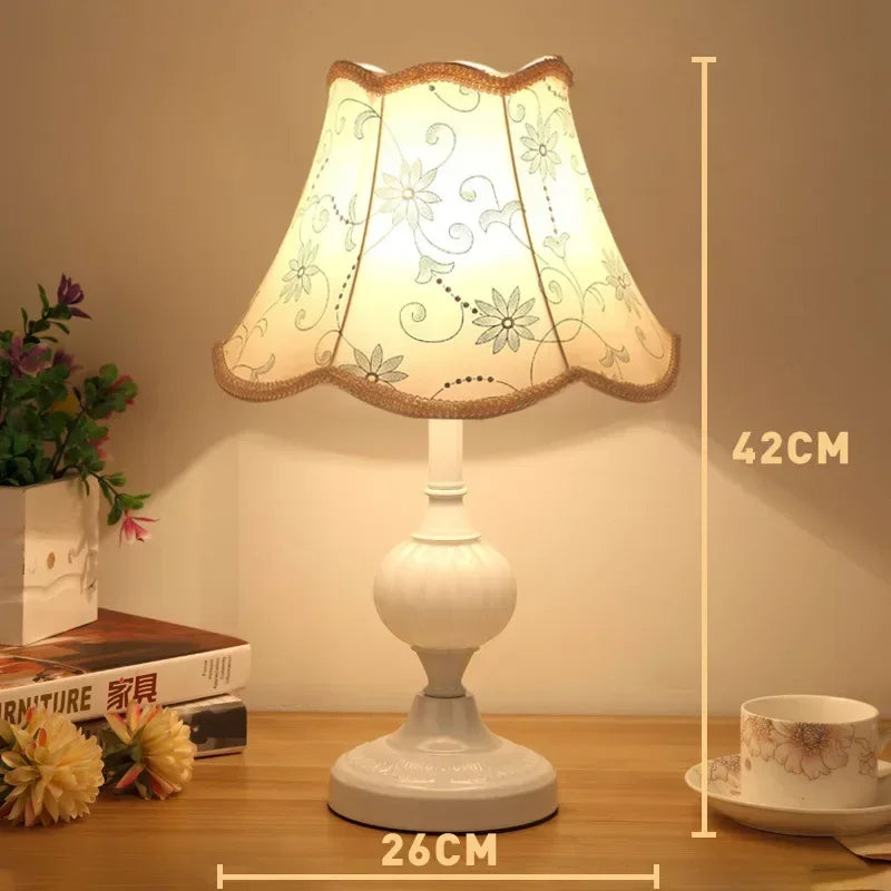  Luminária de Mesa de Vidro Luxo , Abajur Retrô, Luminária de Mesa Vintage Retrô, Luminária de Mesa Retrô, Luz de LED de Mesa Retrô, Lumínária de Mesa Minimalista Retrô, Candeeiro de Mesa Retrô, Abajur Retrô de Chão, Abajur LED Touch Nódigo, Luminária de Mesa em Espiral, Luminária Solar de Parede Hexagonal, Letreiro de Néon, Lâmpada Vintage de Mesa, Luminária de Parede Animal, Aplique de Parede 3D Águia, Abajur de Mesa Nórdico em Pedra, Luminária de Cristal Luxo, Abajur Retrô Sensor de Toque-Lojas Bratta