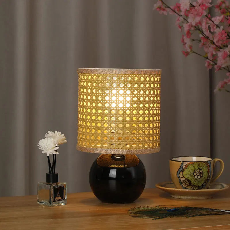 Abajur de Mesa Retrô, Abajur Retrô, Abajur para Sala, Abajur de Mesa Vintage, Iluminação Retrô, Abajur Clássico, Abajur Elegante, Abajur Decorativo, Abajur para Quarto, Abajur com Estilo, Abajur Antigo Moderno, Iluminação de Mesa Retrô, Abajur para Escritório, Abajur Design Vintage, Abajur Bratta, Decoração Retrô, Abajur com Toque Clássico, Abajur Sofisticado, Abajur para Ambientes Aconchegantes, Iluminação Clássica, Peça Decorativa Retrô, Estilo Retrô para Sala, Iluminação com Charme, Abajur-Lojas Bratta