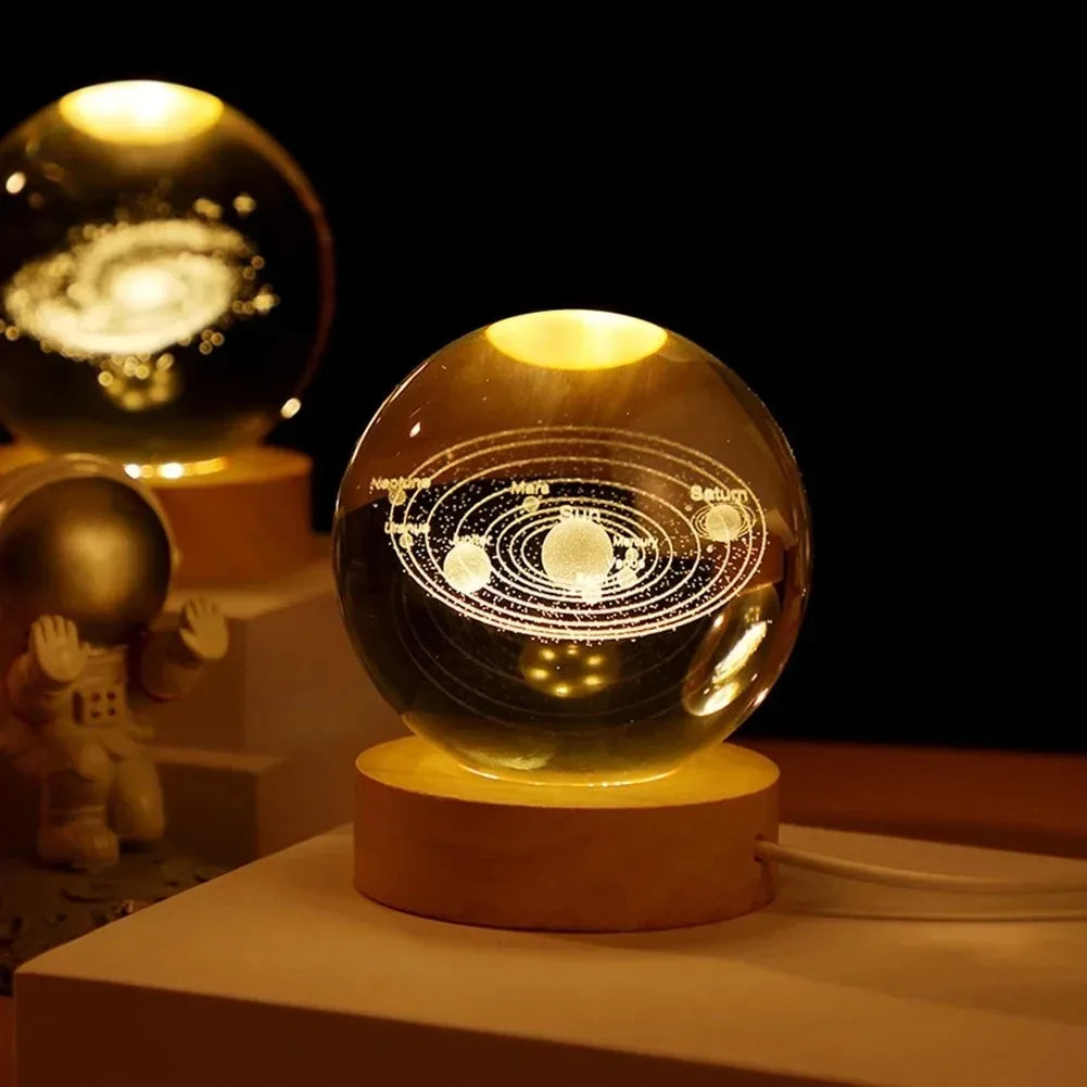 Lâmpada bola de cristal 3D exclusiva com projeções de galáxias e planetas Luz noturna USB para atmosfera aconchegante Luminária 3D De Cristal, Luminária Com Projeção De Galáxia, Luminária Bola De Cristal LED, Luminária Com Gravação A Laser, Luminária Galáxia Para Quarto, Luminária Estilo Espacial, Luminária De Mesa Astronômica, Luminária USB Com Base De Madeira, Luminária LED Com Cristal Natural, Luminária De Cristal Com Planetas, Luminária Decorativa De Galáxias, Luminária Astronômica Infantil-Lojas Bratta