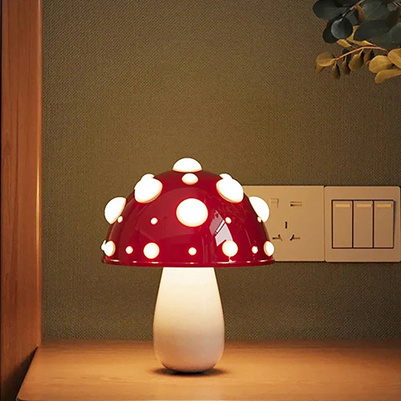 Luminária LED Cogumelo, Luminária De Mesa Criativa, Luz Noturna Em Formato De Cogumelo, Luminária Com Duas Cores, Luminária Infantil Divertida, Luz Decorativa Para Quarto, Luminária Lúdica Para Sala, Abajur Estilo Cogumelo, Luminária Charmosa De LED, Luminária Para Cabeceira, Luz De Mesa Estilo Fada, Luminária Colorida Para Dormir, Iluminação Criativa E Suave, Luz LED Com Design Encantador, Luminária Moderna E Caprichosa – Lojas Bratta