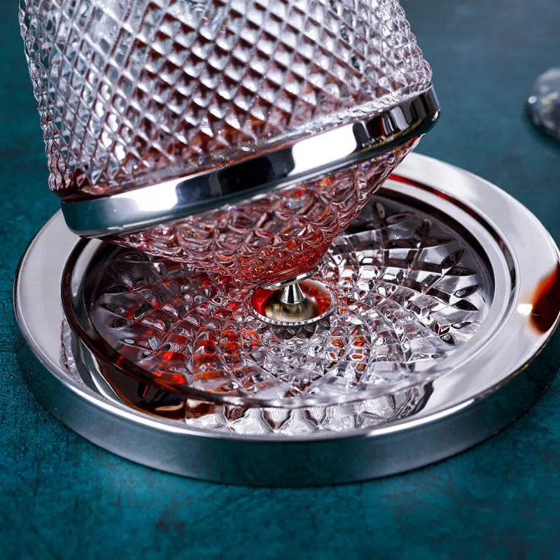 Decantador Rotativo, Decantador De Luxo, Decantador Para Vinho, Decantador Para Uísque, Decantador De Cristal, Cristal Sem Chumbo, Cristal Giratório, Cristal Premium, Acessório Para Bar, Presente Para Homem, Presente Sofisticado, Presente Para Pai, Peça De Luxo, Peça Decorativa, Oxigenação De Vinho, Design Inovador, Estilo Moderno, Decoração Para Bar, Item Requintado, Bratta Cristal, Lojas Bratta