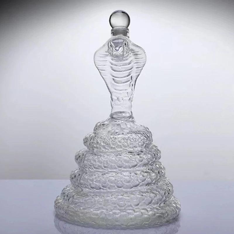 Decantador Em Forma De Cobra, Decantador Criativo, Decantador De Vidro, Decantador Artesanal, Decoração Para Bar, Presente Criativo, Presente De Luxo, Decantador Para Whisky, Decantador Para Vinho, Vidro Borossilicato, Decoração Sofisticada, Decoração Moderna, Decantador Estiloso, Presente Original, Presente Memorável, Decantador Bratta, Arte Em Vidro, Bar Com Estilo, Peça Decorativa, Lojas Bratta