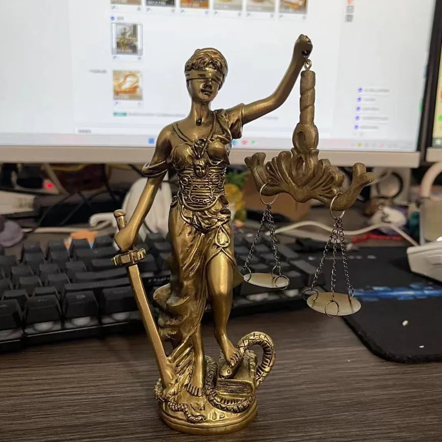 Estátua da Deusa da Justiça, Escultura da Justiça, Estátua da Justiça, Estátua Jurídica, Escultura Temis, Estátua Temis, Deusa da Justiça Decorativa, Decoração Jurídica, Estátua para Escritório de Advocacia, Estátua para Juízes, Símbolo da Justiça, Estátua de Resina, Estátua Clássica, Decoração Temática Jurídica, Escultura para Ambientes Jurídicos, Presente para Advogados, Presente para Juízes, Estátua com Balança da Justiça, Decoração para Escritório, Arte Clássica, Estátua Mítica, Deusa Grega-Lojas Bratta