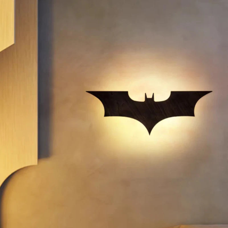 Luminária De Parede LED, Luminária Com Controle Remoto, Luminária Decorativa LED, Luminária Estilo Batman, Luminária Moderna De Parede, Luminária Criativa Para Quarto, Luminária Artística De Parede, Luminária De Parede Para Sala, Luminária Para Bar E Sala De Estar, Luminária De Parede Bratta, Luminária LED De Parede Interna, Luminária De Parede Criativa, Luminária Geek Para Parede, Iluminação Moderna De Parede, Arandela LED Com Controle, Iluminação Estilo Pop Art, Luminária Design Conteem Pedra-Lojas Bratta