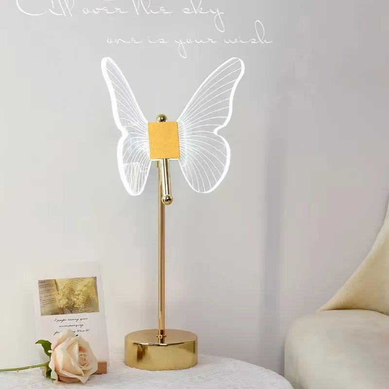 Borboleta Lâmpada de Mesa , Acrílico Luminária De Mesa LED Retrô, Luminária Borboleta, Lâmpada De Mesa Com Design Retrô, Luz Noturna Em Formato De Borboleta, Lâmpada Decorativa Para Sala, Iluminação De Mesa Com Estilo Vintage, Luminária De Cabeceira USB, Luminária Retrô Com LED, Luz Decorativa Para Quarto, Candeeiro De Mesa Estilo Europeu, Luminária Acrílica Dourada, Luminária Para Hotel Ou Villa, Luz Noturna Para Cabeceira, Decoração De Mesa Com Borboleta, Luminária De Parede E Mesa 2 Em 1 – Lojas Bratta
