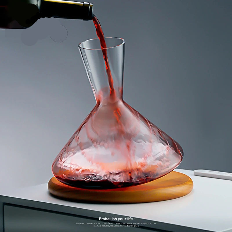 Decantador de Vinho, Decanter de Cristal, Decanter com Base Giratória, Cristal para Vinhos Finos, Acessório de Bar Luxuoso, Decanter Sofisticado, Presente para Amantes de Vinho, Decanter com Design Moderno, Base Giratória de Madeira, Decanter para Vinho Tinto, Cristal Premium Decorativo, Acessório para Sala de Jantar, Decanter para Bar Gourmet, Presente de Luxo para Vinho, Decanter Bratta, Elegância e Funcionalidade, Cristal Refinado para Bar, Lojas Bratta.