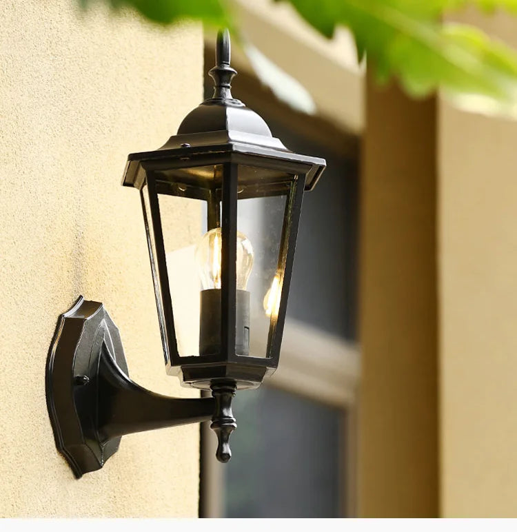 Luminária de Parede Retrô, Luminária Externa Clássica, Luminária para Jardim, Luminária para Varanda, Luminária para Pátio, Iluminação para Áreas Externas, Luminária Estilo Retrô para Exterior, Luminária com Design Clássico, Luminária Sofisticada para Jardim, Iluminação Retrô Externa, Luminária de Parede para Área Externa, Luminária Elegante para Varanda, Luminária Vintage de Parede, Iluminação Decorativa Externa, Luminária Bratta para Jardim, Luminária Externa com Estilo Europeu Clássico — Lojas Bratta