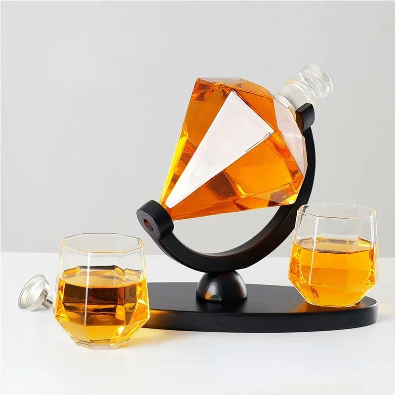 Decantador Diamante, Decantador De Vidro, Decantador Para Vinho, Decantador Para Uísque, Decantador Sofisticado, Decantador Criativo, Decantador Luxuoso, Conjunto Com Taças, Presente Para Amante De Vinho, Presente Elegante, Presente Criativo, Vidro Borossilicato, Moldura De Madeira, Estilo Moderno, Estilo Minimalista, Decoração Para Bar, Decoração Com Estilo, Acessório Para Bebidas, Peça De Luxo, Lojas Bratta