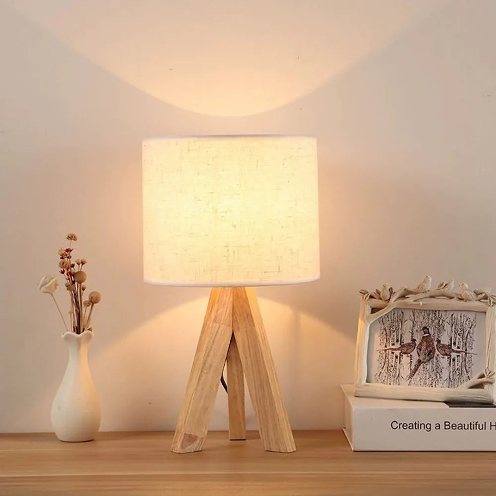 Abajur de Mesa, Abajur Estilo Nórdico, Abajur com Cúpula de Tecido, Abajur de Madeira, Luminária para Quarto, Abajur para Sala, Iluminação Ambiente, Abajur Moderno e Elegante, Abajur para Escritório, Abajur Decorativo, Luminária Minimalista, Abajur Design Escandinavo, Abajur com Botão de Pressão, Lojas Bratta